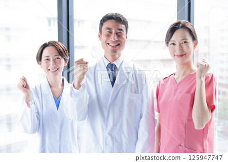 做膽量姿勢的醫務人員 做膽量姿勢的醫務人員 125947747