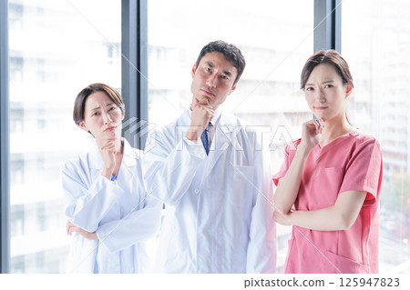 A medical professional thinking 125947823