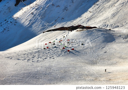 位於北阿爾卑斯山白雪皚皚的穗高山脈的唐澤冰斗 125948123