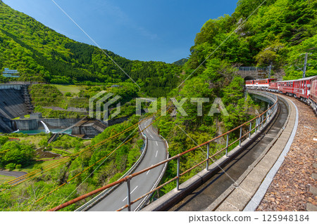 The only Abt-style train in Japan that runs slowly through the valley Igawa Line Breathtaking view from the train window 125948184