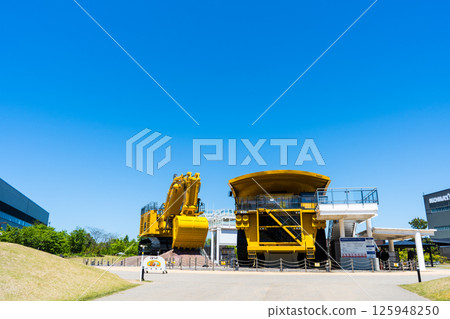 北陸新幹線小松站前晴朗的藍天和展示的大型重型機械 |電鏟 |反鏟 |自卸卡車 |石川縣小松市 北陸新幹線小松站前晴朗的藍天和展示的大型重型機械 |電鏟 |反鏟 |自卸卡車 |石川縣小松市 125948250