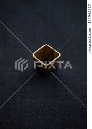 手工靛藍染色布料上的餅乾模具，垂直構圖 125948317