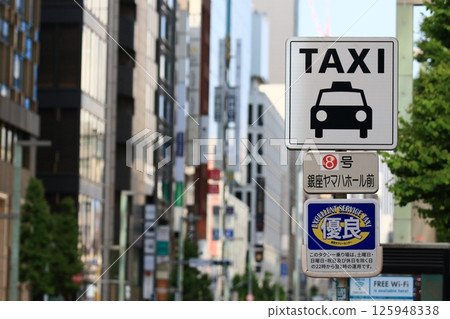 銀座街上的出租車站標誌 125948338