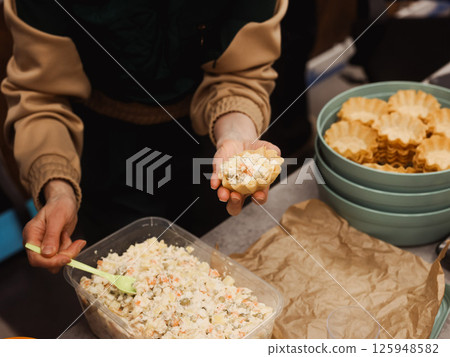 Carefully Preparing Delicious Food with Skilled Hands for Everyone to Enjoy Together 125948582