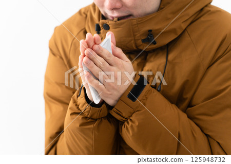 穿羽絨外套的年輕人 125948732