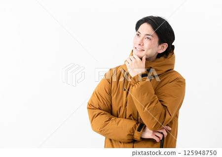 穿羽絨外套的年輕人 125948750