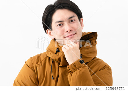 穿羽絨外套的年輕人 125948751