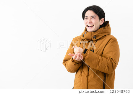 穿羽絨外套的年輕人 125948763