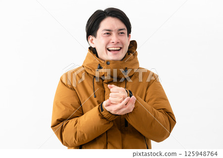 穿羽絨外套的年輕人 125948764