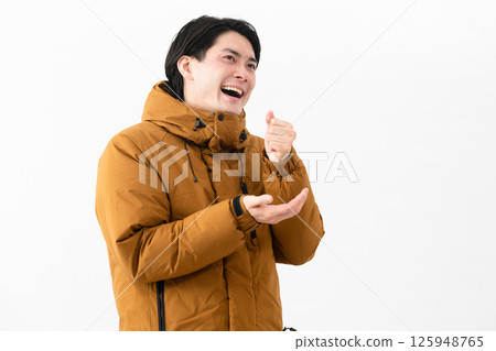 穿羽絨外套的年輕人 125948765