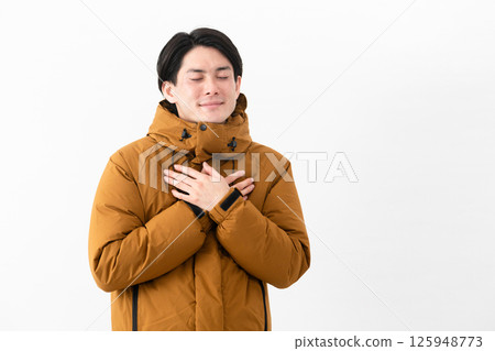 穿羽絨外套的年輕人 125948773