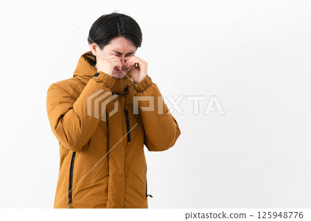 穿羽絨外套的年輕人 穿羽絨外套的年輕人 125948776