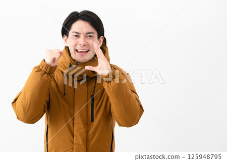 穿羽絨外套的年輕人 125948795