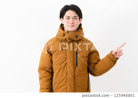 穿羽絨外套的年輕人 125948801