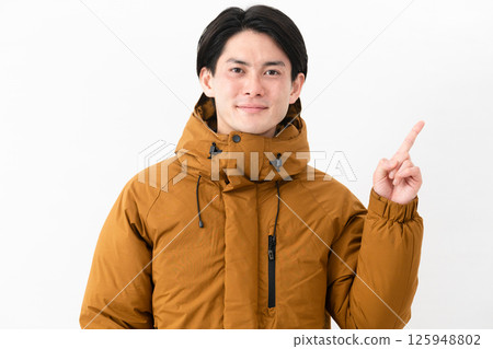 穿羽絨外套的年輕人 125948802