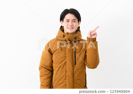 穿羽絨外套的年輕人 穿羽絨外套的年輕人 125948804