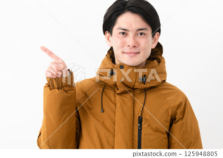 穿羽絨外套的年輕人 穿羽絨外套的年輕人 125948805