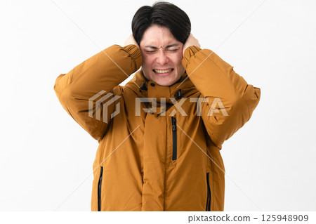 穿羽絨外套的年輕人 125948909