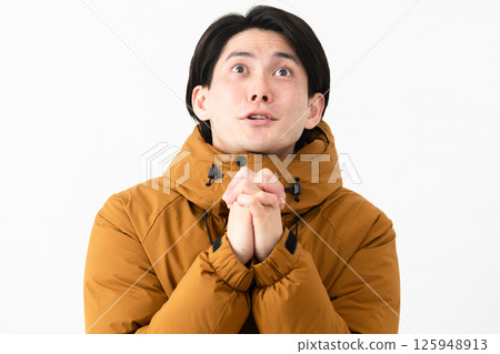 穿羽絨外套的年輕人 125948913