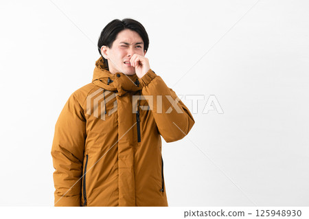 穿羽絨外套的年輕人 125948930