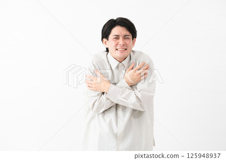 Young man wearing a long-sleeved white shirt 125948937