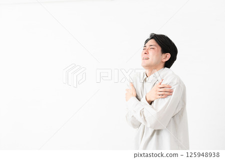 Young man wearing a long-sleeved white shirt 125948938
