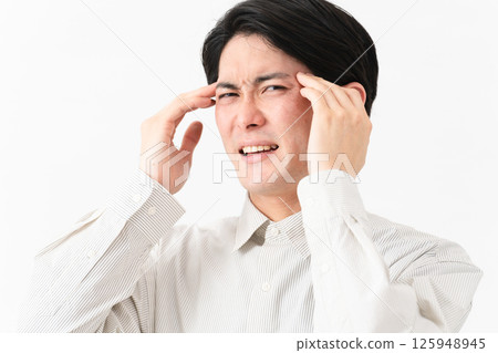 Young man wearing a long-sleeved white shirt 125948945