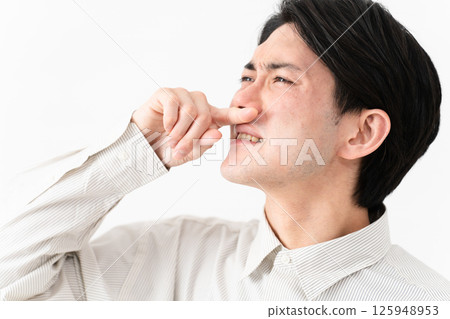 Young man wearing a long-sleeved white shirt 125948953