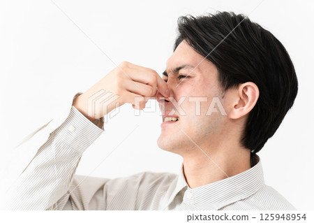 穿著長袖白襯衫的年輕人 125948954