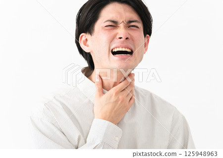 穿著長袖白襯衫的年輕人 穿著長袖白襯衫的年輕人 125948963