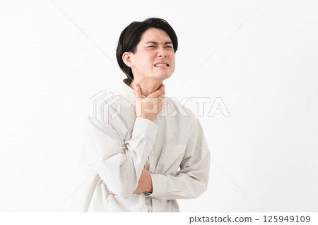 穿著長袖白襯衫的年輕人 125949109