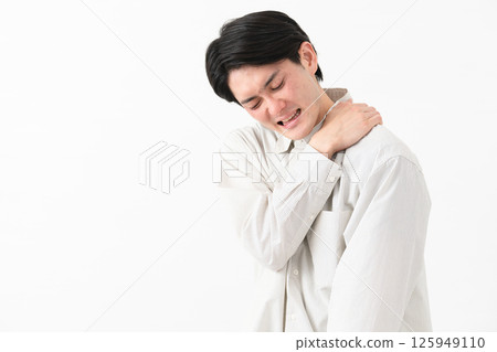 穿著長袖白襯衫的年輕人 125949110