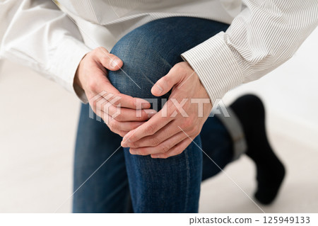 穿著長袖白襯衫的年輕人 穿著長袖白襯衫的年輕人 125949133