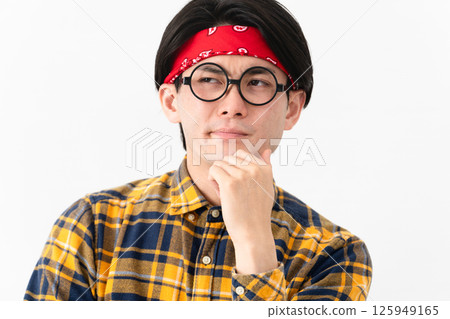 穿著格子衣服的年輕人 穿著格子衣服的年輕人 125949165