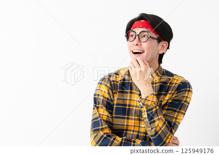 穿著格子衣服的年輕人 穿著格子衣服的年輕人 125949176