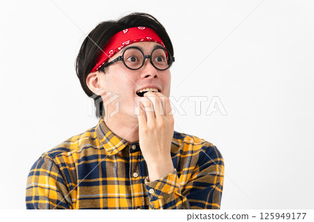 穿著格子衣服的年輕人 125949177