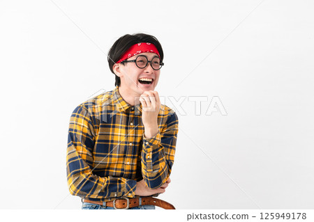穿著格子衣服的年輕人 125949178