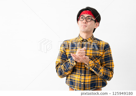 穿著格子衣服的年輕人 穿著格子衣服的年輕人 125949180