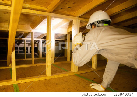 在房子的閣樓工作的交易員 在房子的閣樓工作的交易員 125949334