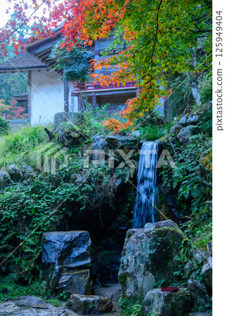 Waterfall wrapped in autumn leaves Waterfall wrapped in autumn leaves 125949404