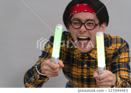 穿著格子衣服的年輕人 穿著格子衣服的年輕人 125949463