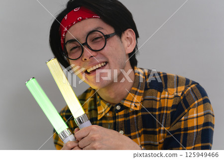 穿著格子衣服的年輕人 穿著格子衣服的年輕人 125949466