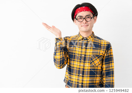 穿著格子衣服的年輕人 穿著格子衣服的年輕人 125949482