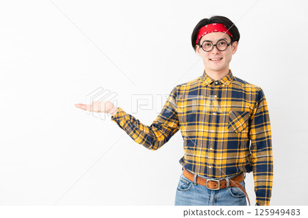 穿著格子衣服的年輕人 穿著格子衣服的年輕人 125949483