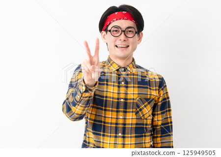 穿著格子衣服的年輕人 125949505