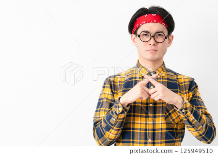 穿著格子衣服的年輕人 125949510