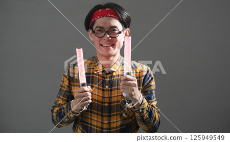 穿著格子衣服的年輕人 125949549