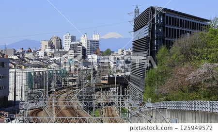 從東京理科大學（原東京工業大學）大岡山校區的「東京富士見坂」眺望富士山，遠處可見東急列車。 125949572