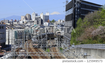 從東京理科大學（原東京工業大學）大岡山校區的「東京富士見坂」眺望富士山，遠處可見東急列車。 125949573