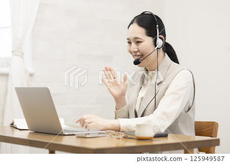 在網上學習的女性 125949587